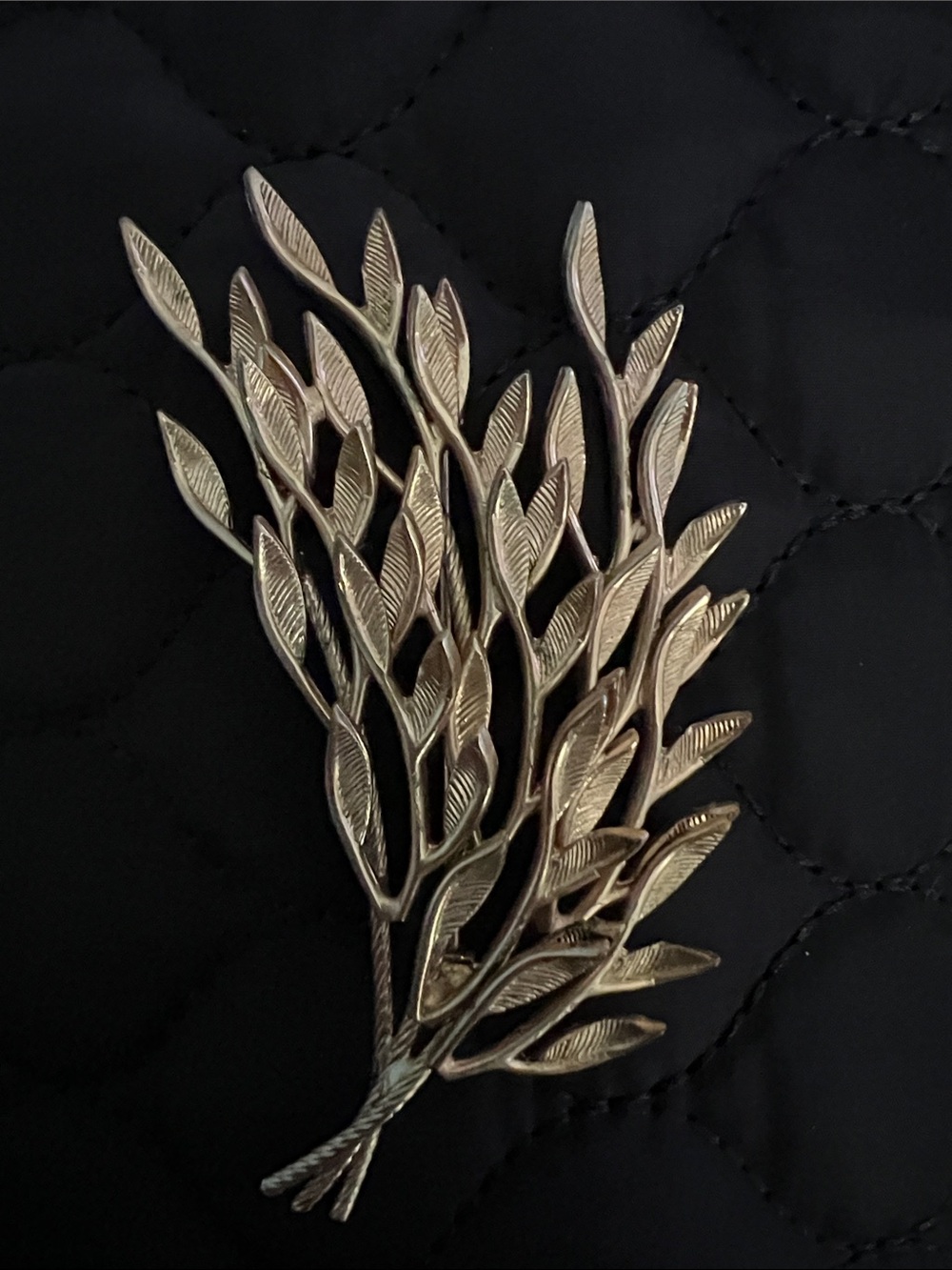 Gold Leaf Branch Brooch - Elegant Botanical Pin 80s Vtge.